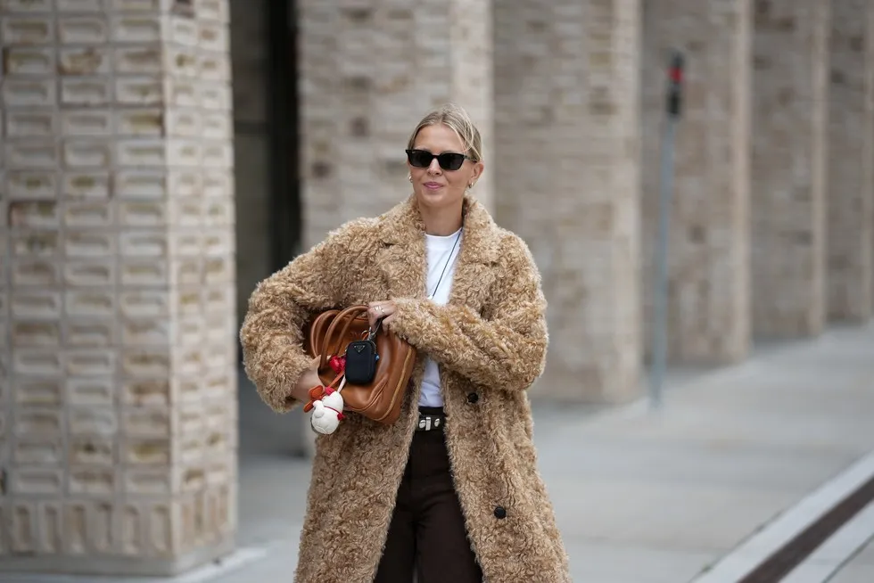 Zdjęcie Płaszcz teddy: Jak stylizować modnego misia? Zestawy i porady
