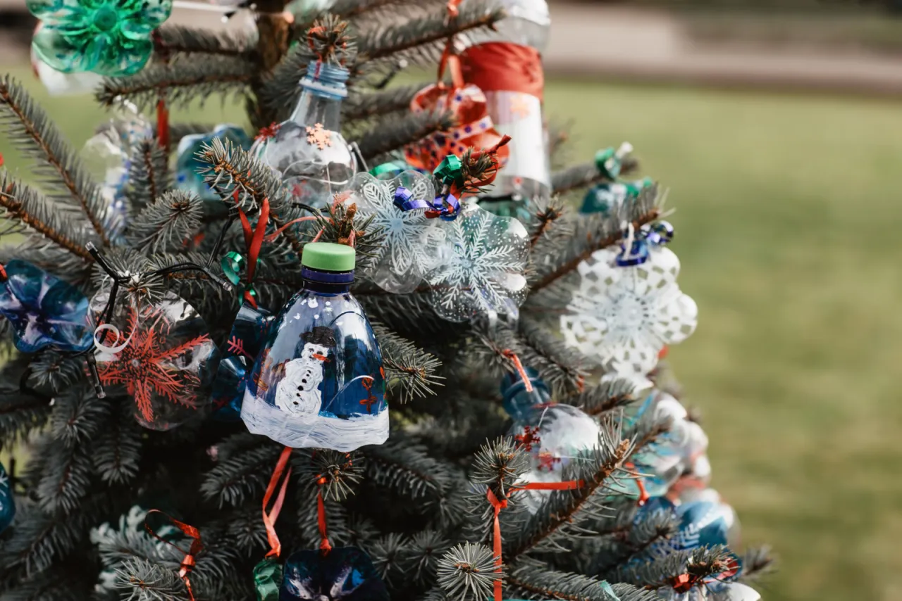 Zdjęcie Kreatywne pomysły na choinkę z recyklingu, które zachwycą każdego