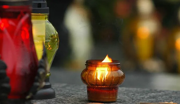 Zdjęcie Czy palimy znicze w dniu pogrzebu? Przesądy i tradycje, które warto znać