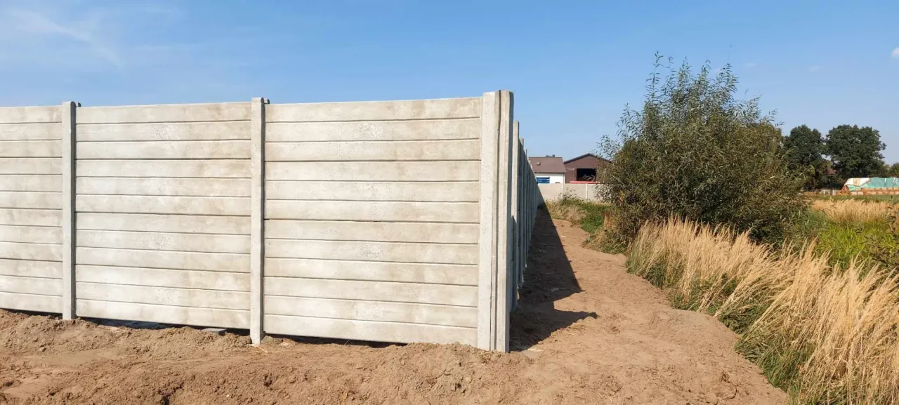 Zdjęcie Jak podwyższyć ogrodzenie betonowe - sprawdzone metody na sukces