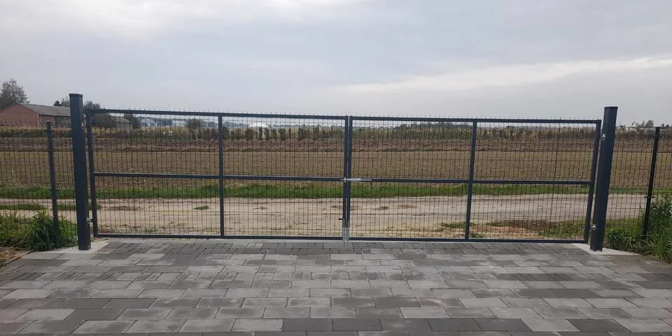 Zdjęcie Jaką bramę do ogrodzenia panelowego wybrać, by uniknąć kosztów?