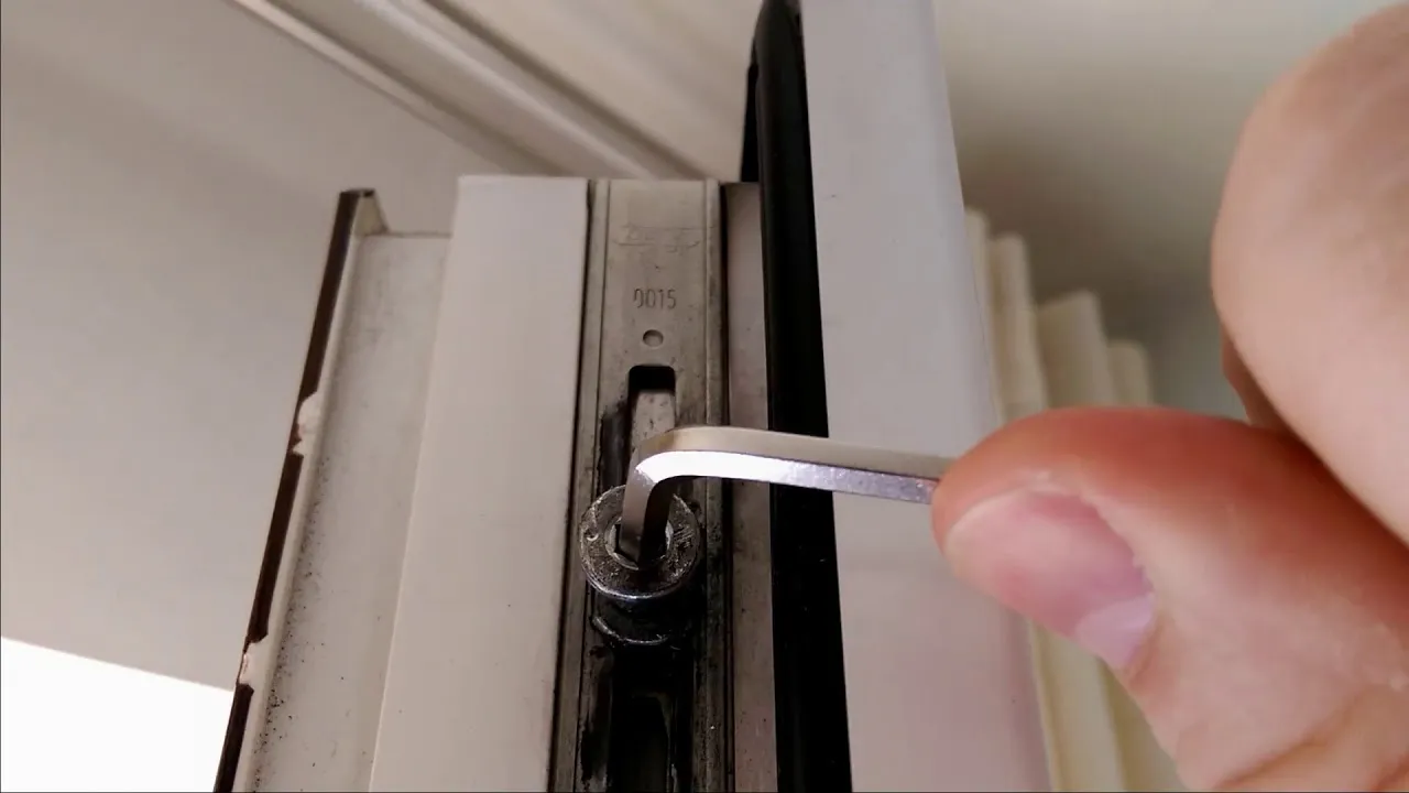 Zdjęcie Jak się reguluje okna plastikowe, aby uniknąć utraty ciepła?