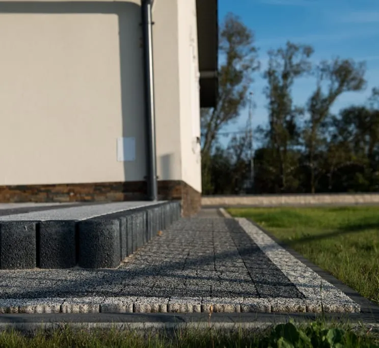 Zdjęcie Jak ułożyć kostkę brukową na starym betonie bez błędów i frustracji