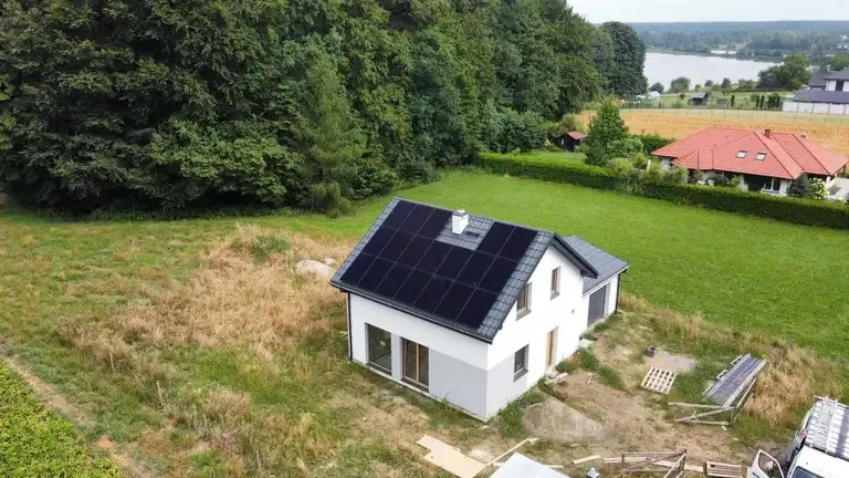 Zdjęcie Ile prądu wyprodukuje elektrownia fotowoltaiczna 7 kW dziennie? Sprawdź!