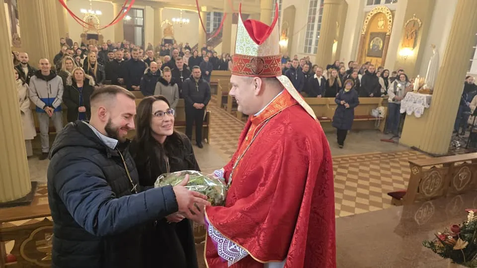 Zdjęcie Ile trwa bierzmowanie dla dorosłych? Poznaj różnice w parafiach