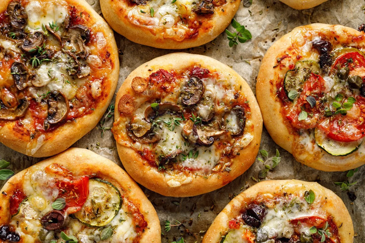 Zdjęcie Jak zrobić mini pizze w domu – proste i smaczne przepisy dla każdego