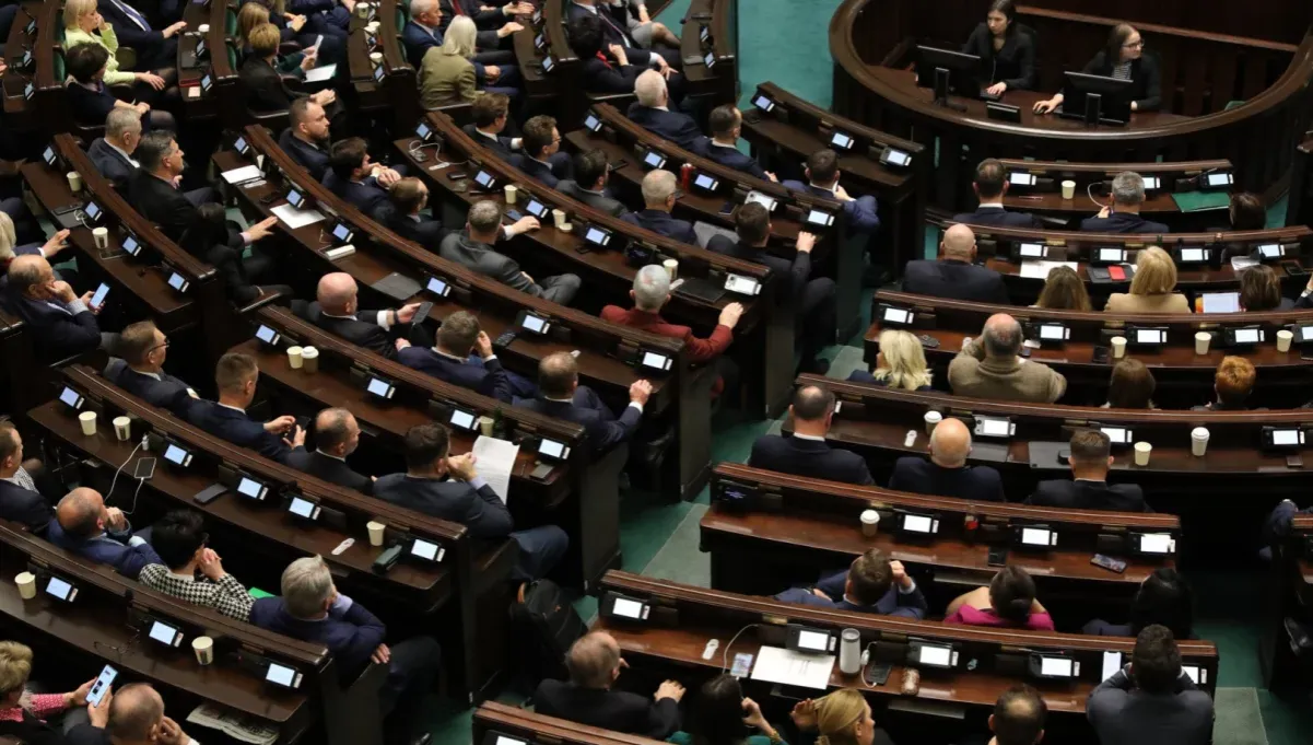 Zdjęcie Gdzie transmisja z sejmu? Oglądaj na żywo i nie przegap ważnych chwil