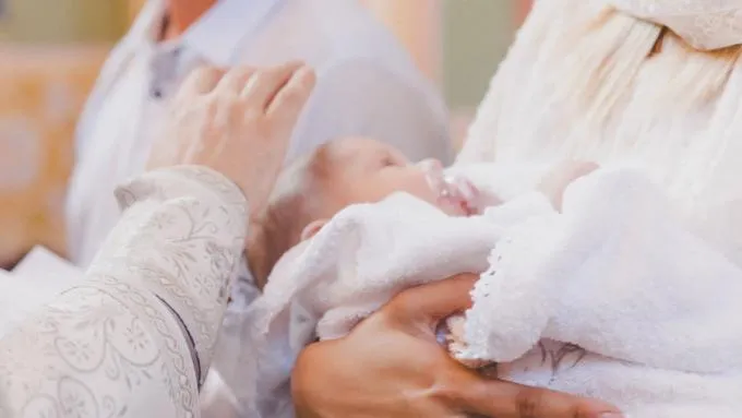 Zdjęcie Ile dać na chrzest jako gość? Sprawdź, co jest odpowiednie