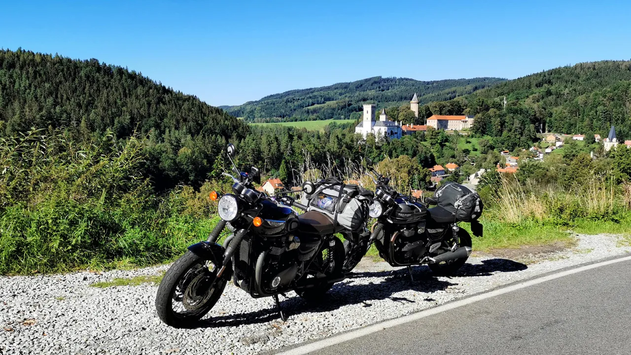 Zdjęcie Najlepsze trasy motocyklowe w Czechach: bezpieczne i malownicze szlaki dla motocyklistów