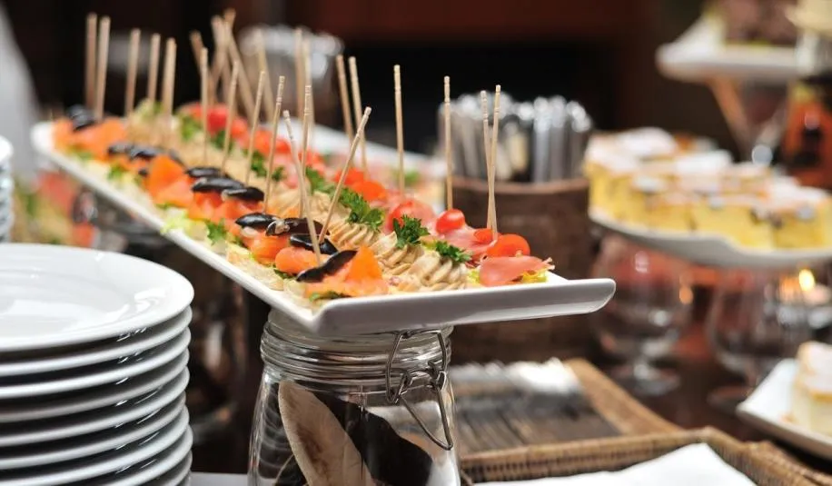 Zdjęcie Co to jest catering? Poznaj definicję i rodzaje usług cateringowych