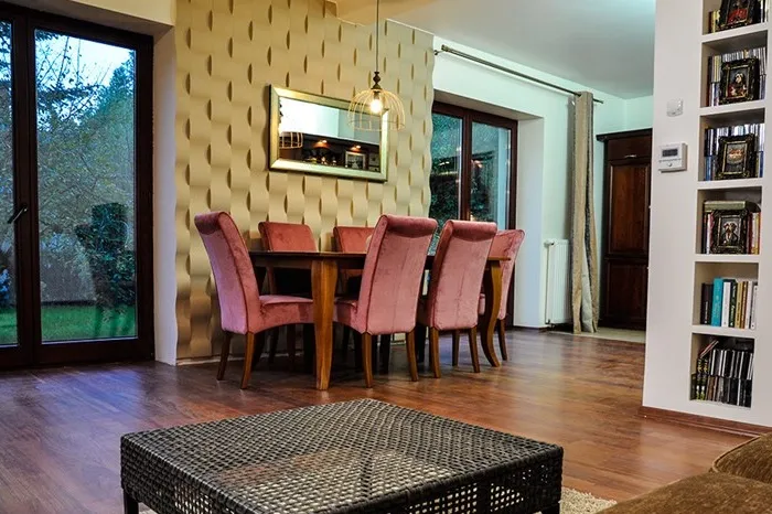 Zdjęcie Pomysły na ścianę w kuchni koło stołu - praktyczne i estetyczne rozwiązania
