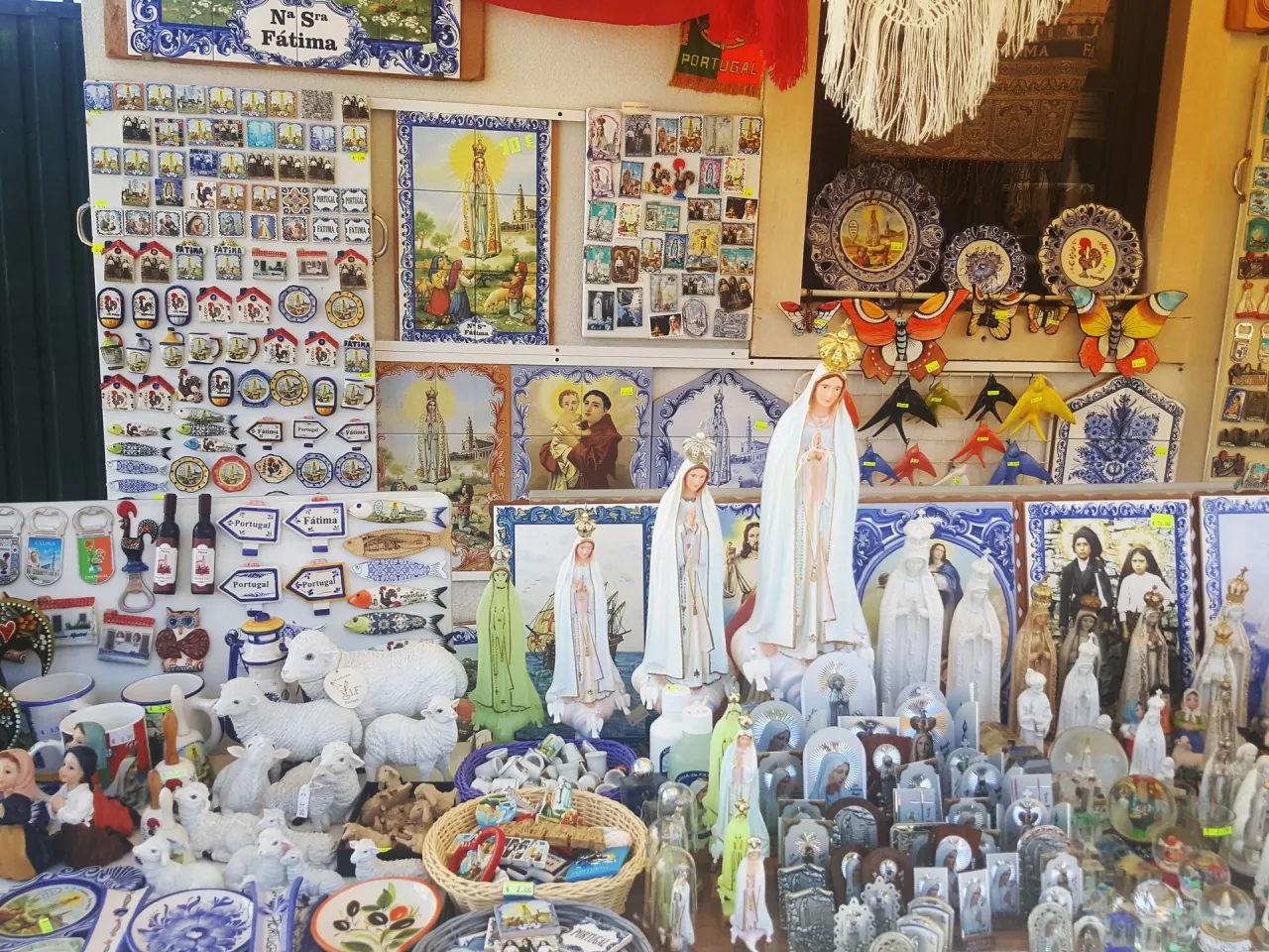 Zdjęcie Jakie pamiątki z Fatimy warto kupić? Odkryj ich znaczenie i miejsca zakupu