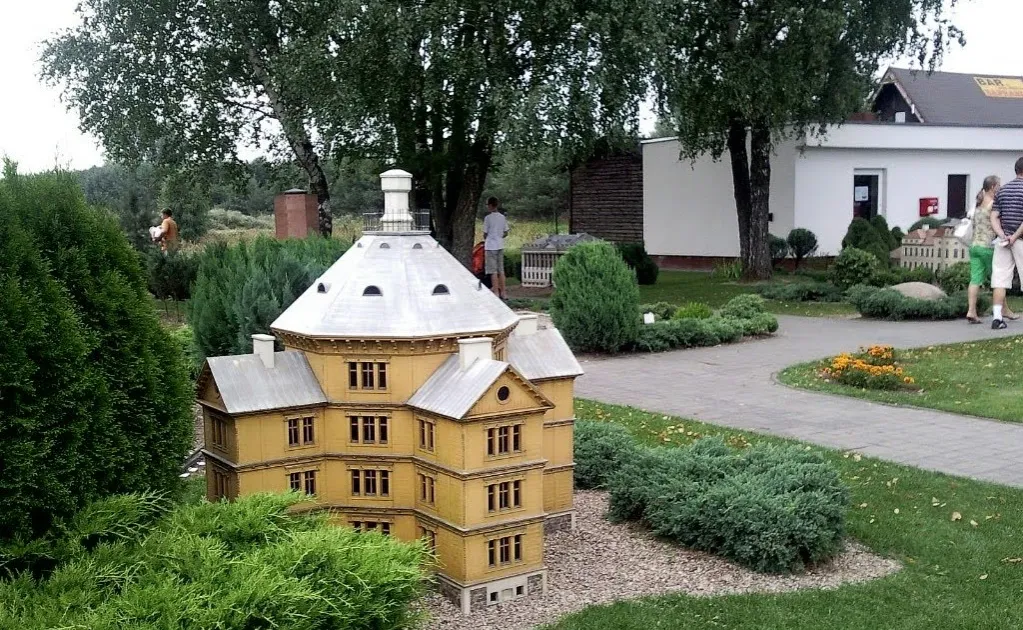Zdjęcie Skansen Miniatur w Pobiedziskach: Odkryj fascynującą historię i atrakcje