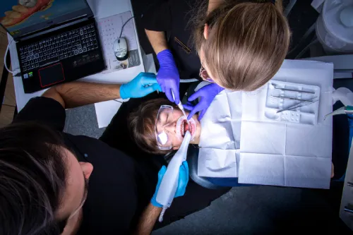 Zdjęcie Ile czasu schodzi znieczulenie od dentysty? Jak uniknąć dyskomfortu po zabiegu