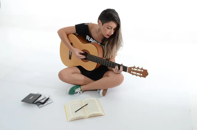 Zdjęcie Chwyty na gitarę do Shape of You - łatwe akordy dla każdego