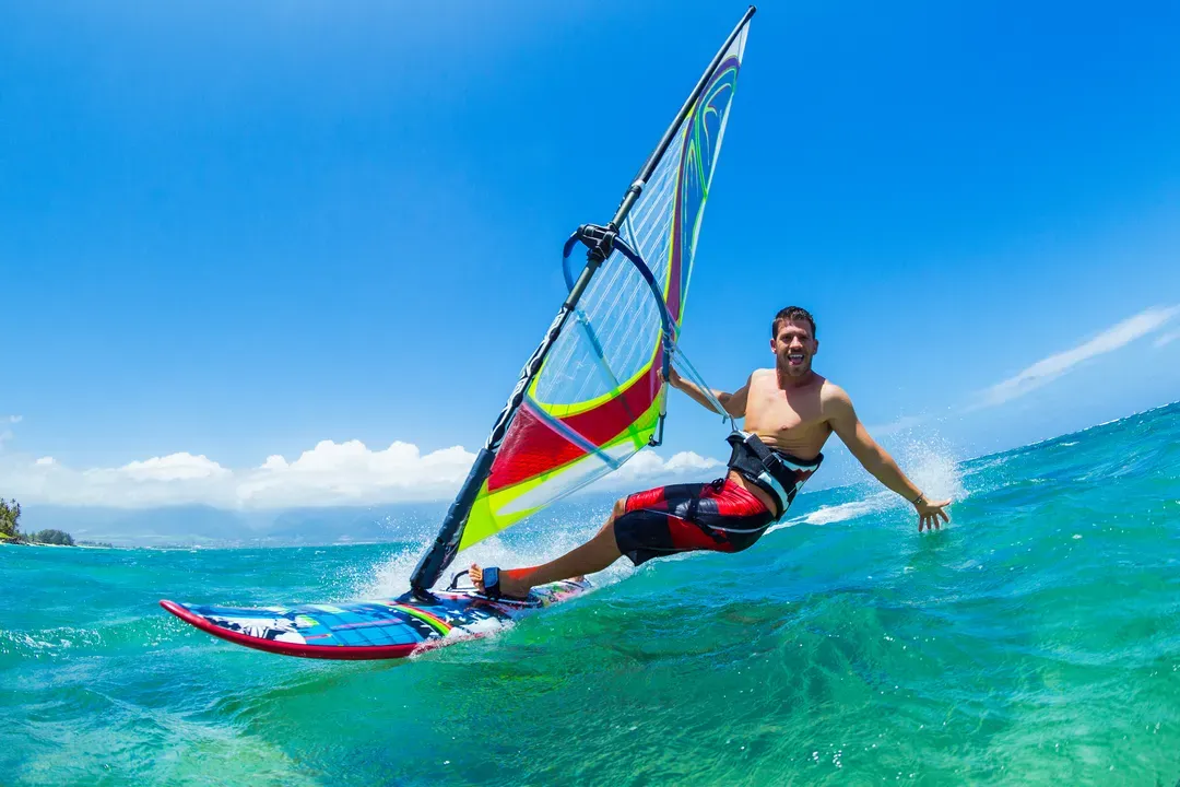 Zdjęcie Co to znaczy windsurfing? Poznaj tajniki tego ekscytującego sportu