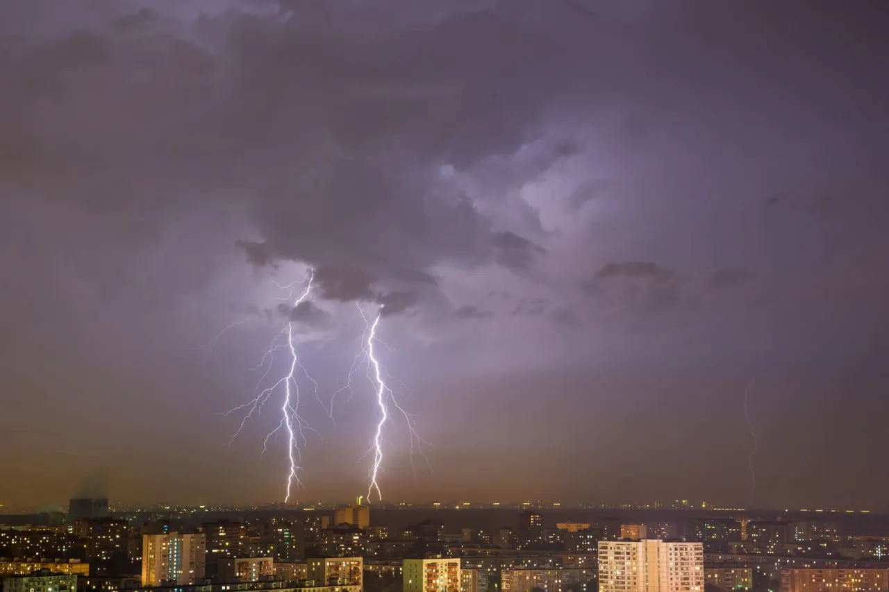 Zdjęcie Czy listwa antyprzepięciowa chroni przed piorunem? Oto prawda, której nie znasz
