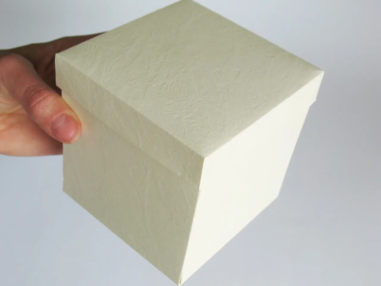 Zdjęcie Jak zrobić pudełko z kartonu zamykane - proste kroki i porady