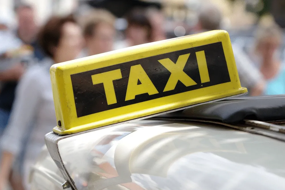 Zdjęcie Czy w taxi trzeba fotelik? Poznaj przepisy i bezpieczeństwo dzieci