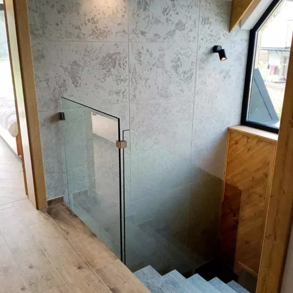 Zdjęcie Jak myć szklane balustrady, aby uniknąć smug i uszkodzeń?