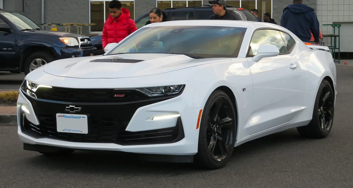 Zdjęcie Camaro czy Mustang: wielkie porównanie legend motoryzacji i test osiągów