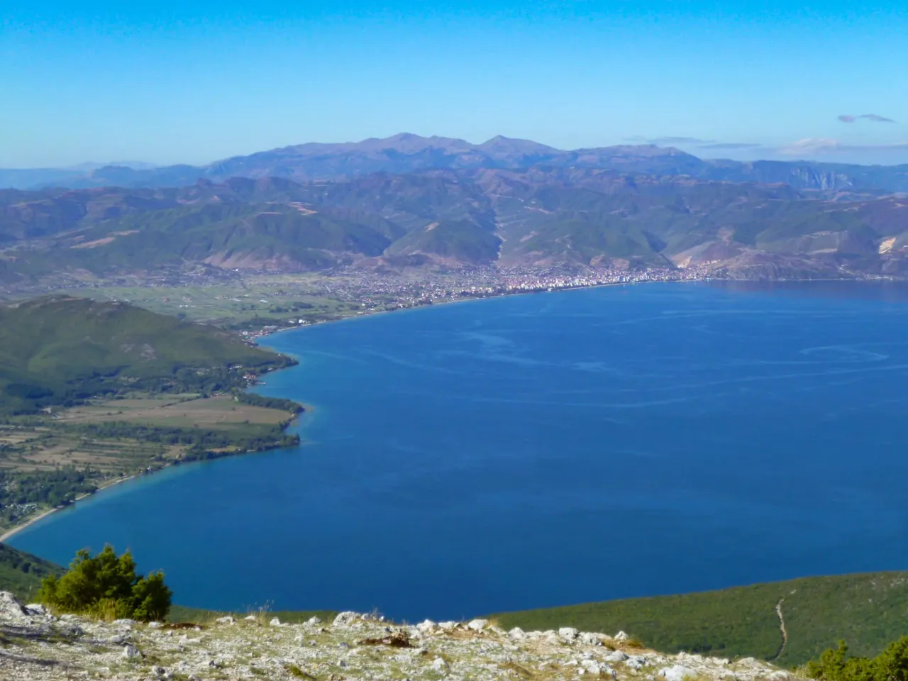 Zdjęcie Jezioro Ochrydzkie w Macedonii: kompleksowy poradnik turystyczny 2025