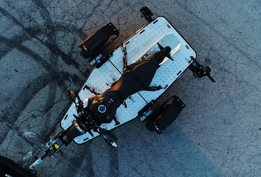Zdjęcie Jak przewieźć motocykl na zwykłej przyczepie bezpiecznie i łatwo