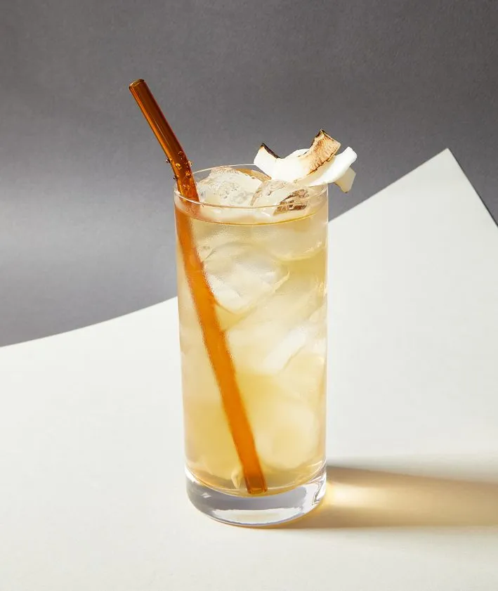 Zdjęcie Pyszne drinki z wodą kokosową, które orzeźwią każdą imprezę