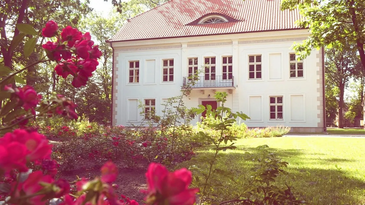 Zdjęcie Pałac w Chrzęsnem: historia, zwiedzanie i tajemnice zabytkowej architektury