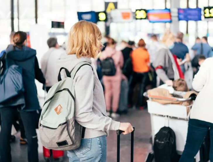 Zdjęcie Co trzeba wyłożyć na taśmę na lotnisku? Kluczowe przedmioty do kontroli
