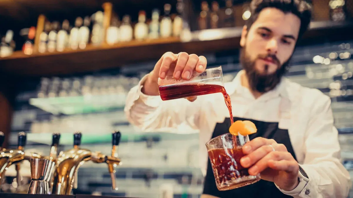 Zdjęcie Ile zarabia barman po kursie? Zaskakujące różnice w wynagrodzeniach