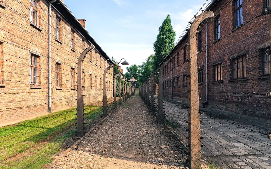 Zdjęcie Gdzie znajduje się obóz Auschwitz-Birkenau? Odkryj jego lokalizację i znaczenie