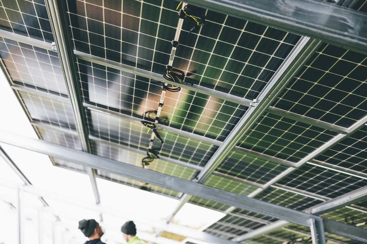 Zdjęcie Jaki kąt paneli na gruncie zapewni maksymalną wydajność energii?