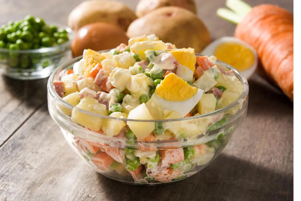 Zdjęcie El sorprendente origen de la ensalada rusa y su historia reveladora