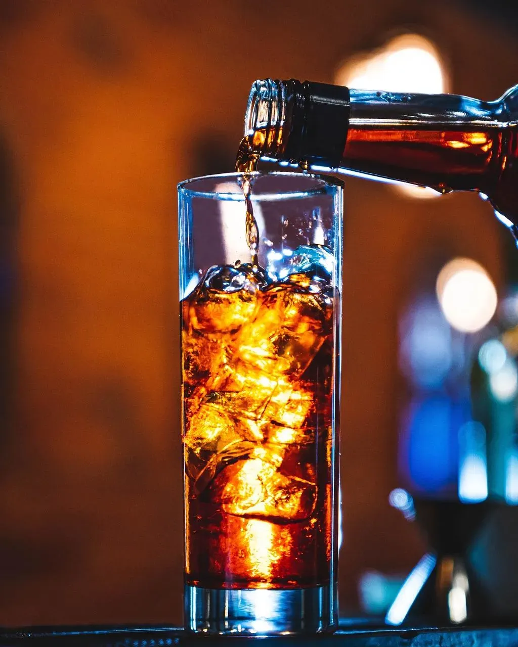 Zdjęcie Ile kalorii ma drink whisky z colą zero? Zaskakujące fakty o kaloriach