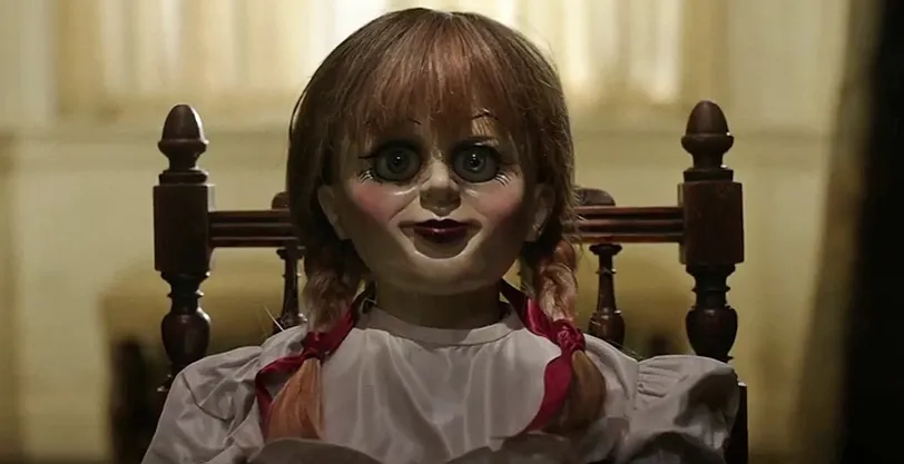 Zdjęcie Poznaj przerażającą historię Annabelle: narodziny zła i demoniczne początki lalki