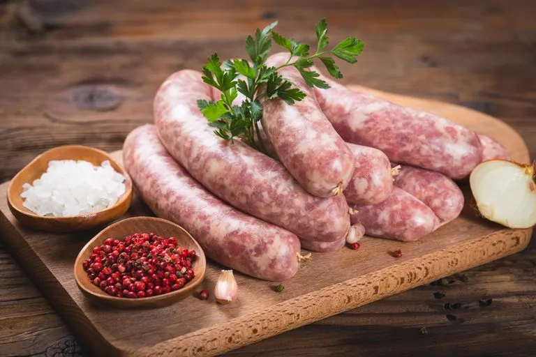 Zdjęcie Biała kiełbasa do zimnej czy gorącej wody – uniknij pękania osłonki