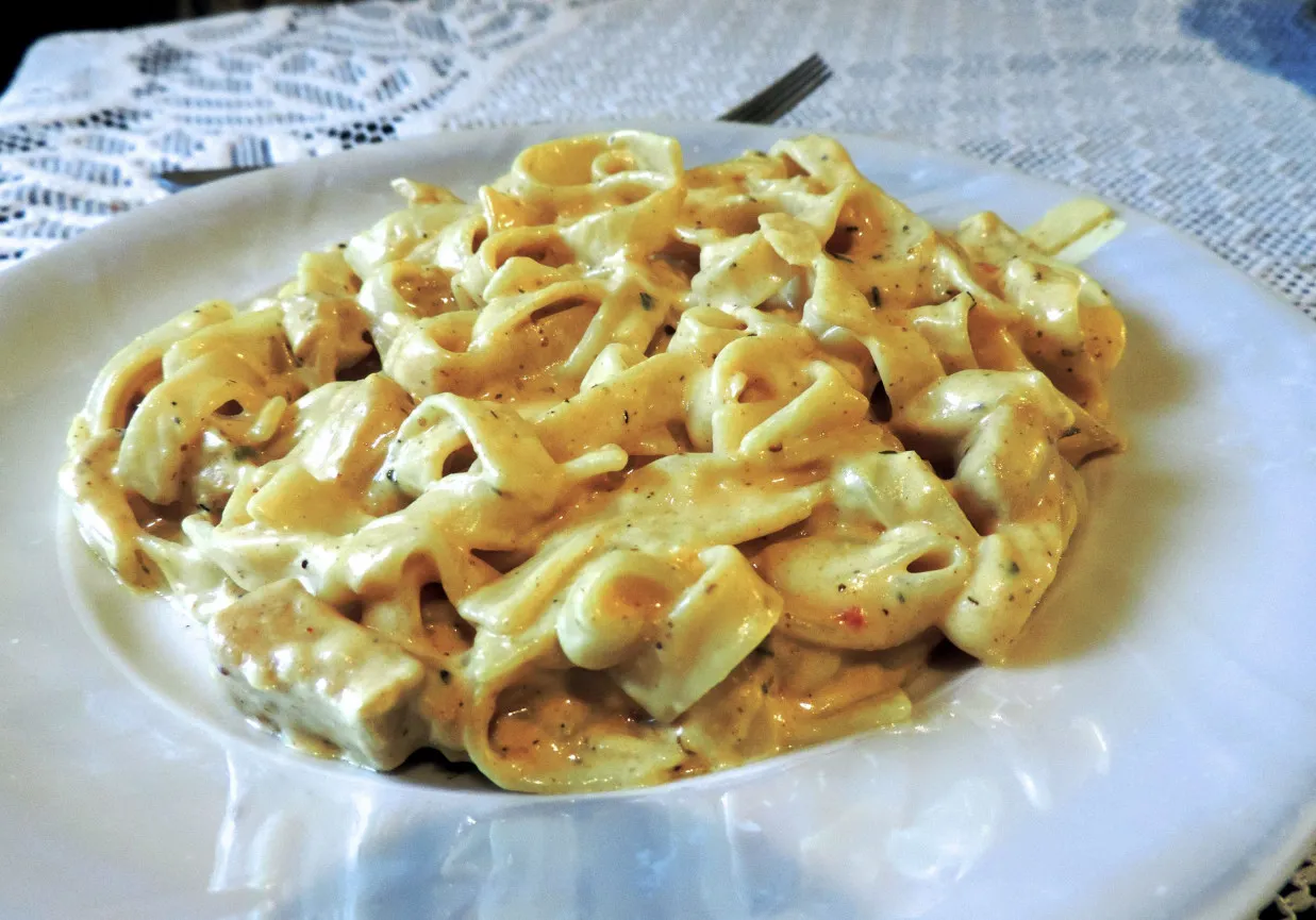 Zdjęcie Prosty przepis na makaron z kurczakiem i mozzarellą – szybki posiłek