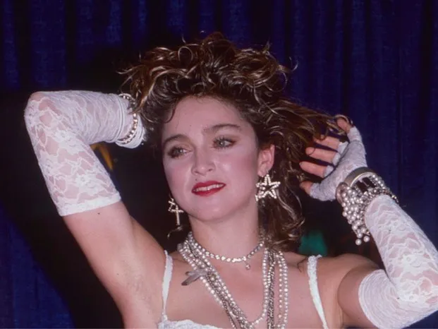 Zdjęcie Jak się przebrać na imprezę w stylu lat 80 - najlepsze pomysły na strój