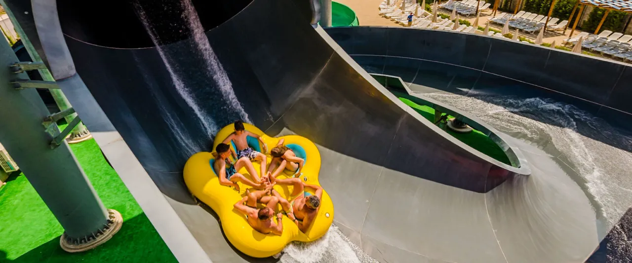 Zdjęcie Atracciones de agua en Warner: diversión y emoción para toda la familia