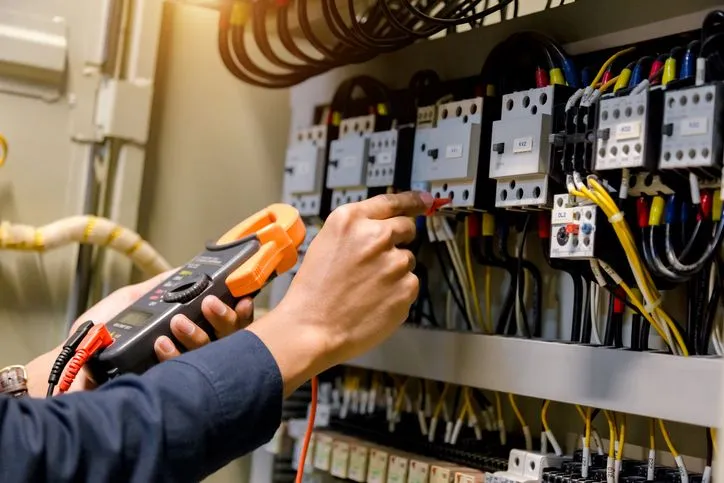 Zdjęcie Co oznacza L w elektryce? Kluczowe informacje o przewodach fazowych