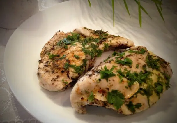 Zdjęcie Gotowana pierś z kurczaka: 20+ pomysł&oacute;w na dania bez marnowania