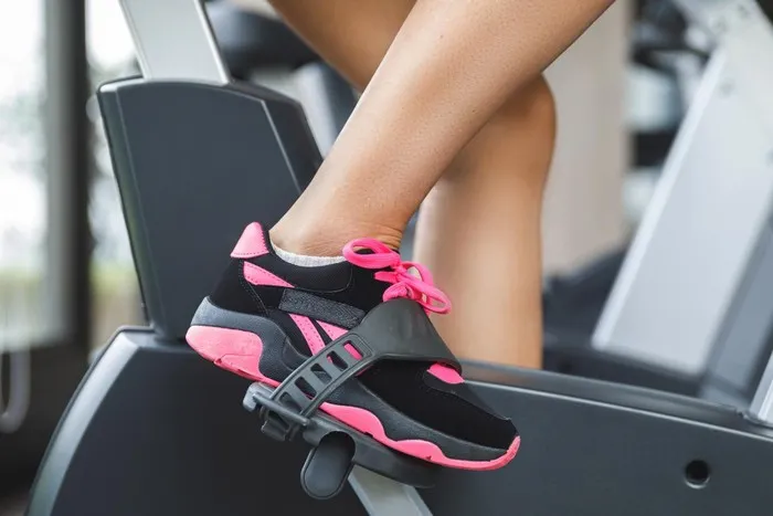 Zdjęcie Rower stacjonarny magnetyczny czy mechaniczny: co wybrać, by nie żałować?