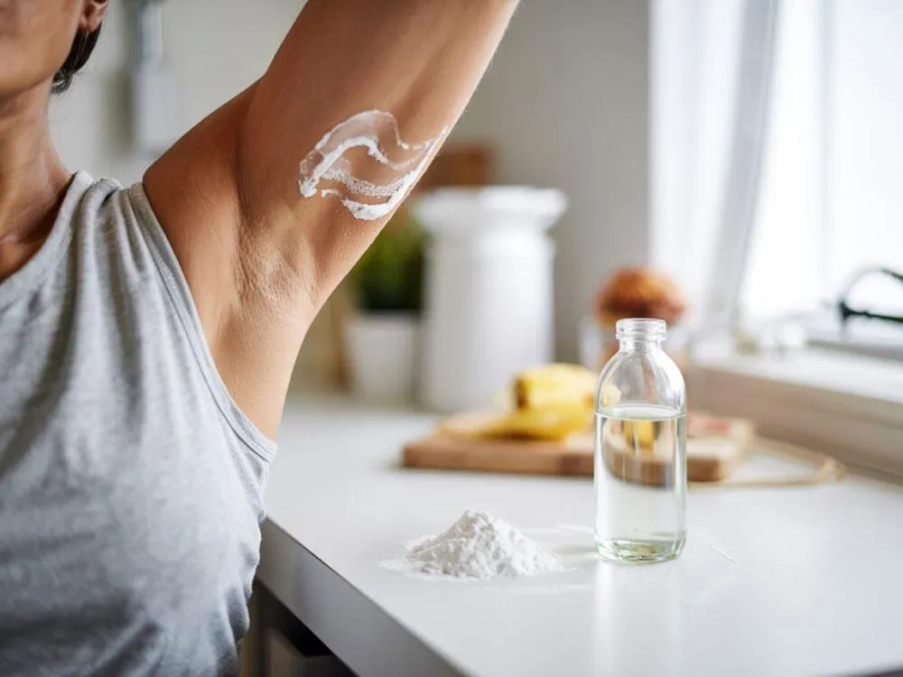 Zdjęcie Jak usunąć plamy po dezodorancie? Skuteczne metody i porady