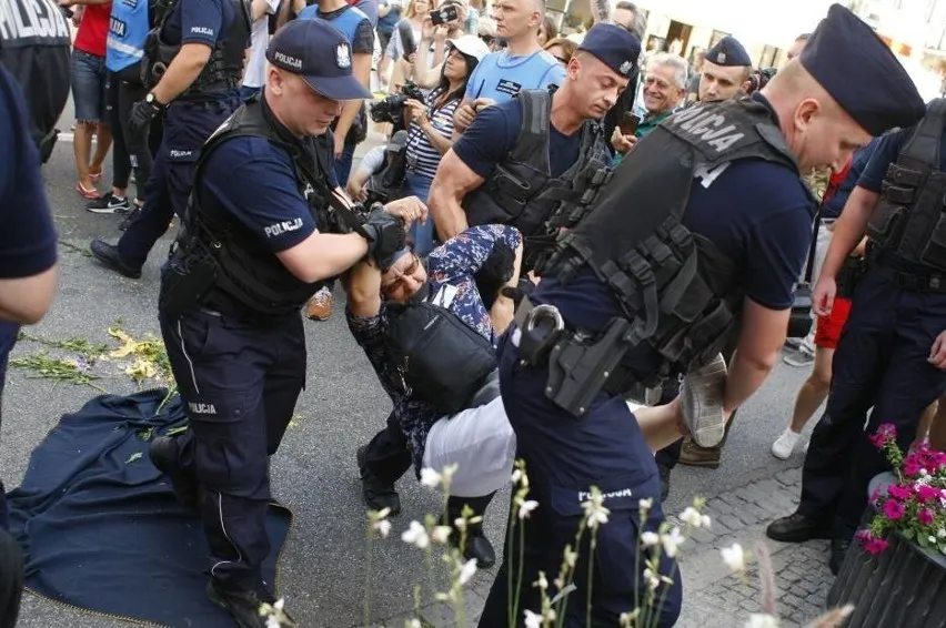 Zdjęcie Dowiedz się w jakich sytuacjach policja może cię wylegitymować: fakty i prawa