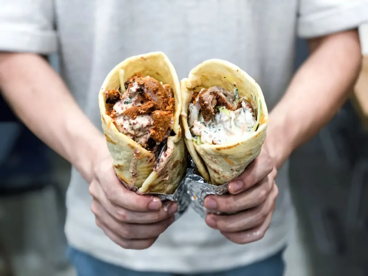 Zdjęcie Z czego jest kebab? Odkryj składniki i różnice w polskiej wersji