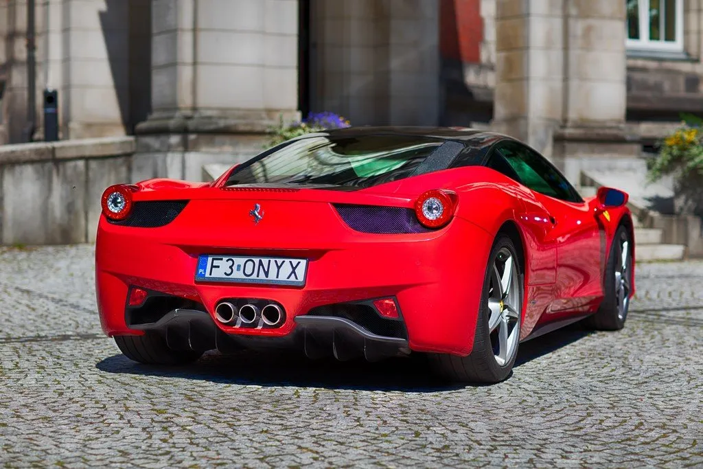 Zdjęcie Ile kosztuje wypożyczenie Ferrari? Ceny i tajemnice wynajmu w Polsce