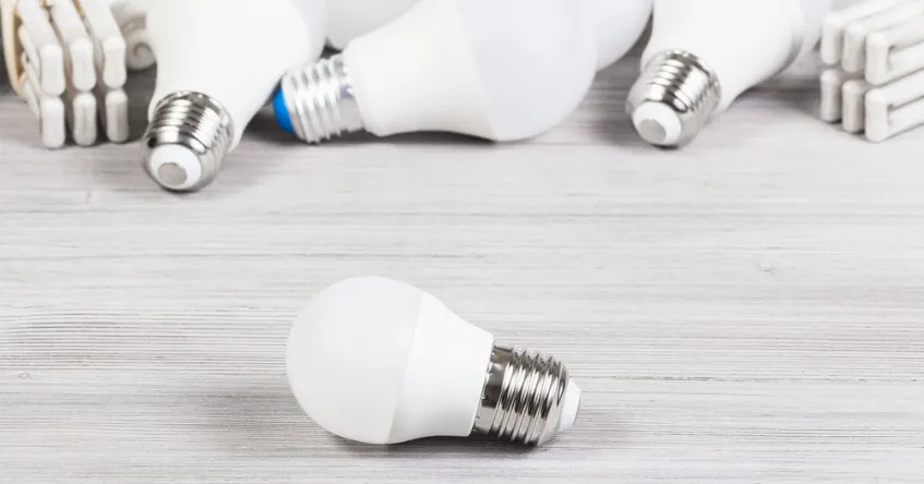 Zdjęcie Zużycie prądu żarówki 100W - kalkulacja i oszczędności energii