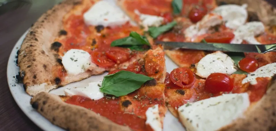 Zdjęcie Ile sera na pizzę? Odkryj idealne proporcje i smaki serów