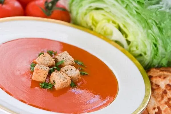 Zdjęcie Ile kalorii ma zupa pomidorowa? Sprawdź, jak wpływa na Twoją dietę!